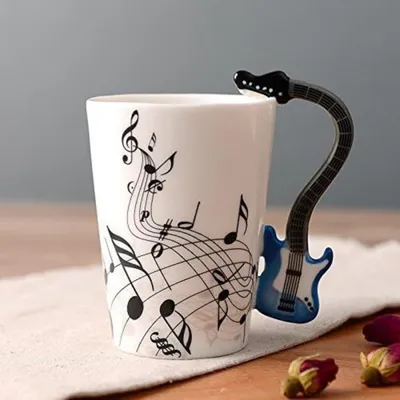 Immagine prodotto di Tazza in Vetroceramica con manico a forma di chitarra, decorata con note musicali, colore blu, Ø7,5, altezza 10 cm, capacità 0,3 litri