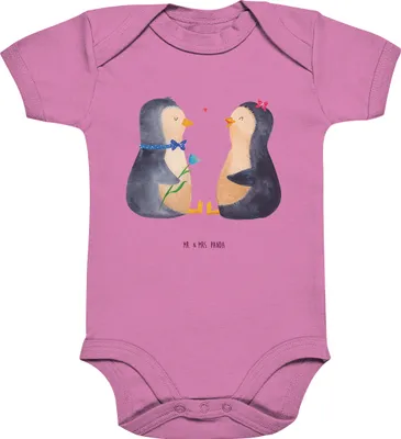 Produktbild von Mr. & Mrs. Panda Strampler Baby Pinguin Pärchen 1. - 3. Monat - Bubble Gum Pink - Geschenk, Pinguine, Babystrampler, Babybody, Kurzarmbody, Hochzeitstag, Liebe, Verknallt