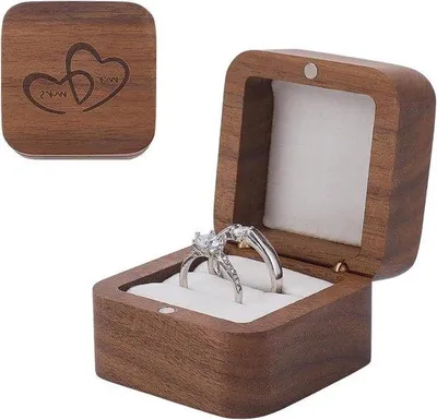 Produktbild von Rustikale Holzbox mit doppeltem Führungsschlitz und eingraviertem Ringhalter - Ringhalterbox für Hochzeit und Verlobung - Weißes Samt - 5,5 x 5,5 x 3,7 cm