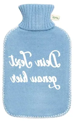 Produktbild von Personalisierte Öko Wärmflasche mit Bezug, 1.8 Liter mit feinem Strickbezug und weißen Nähten (Hellblau)
