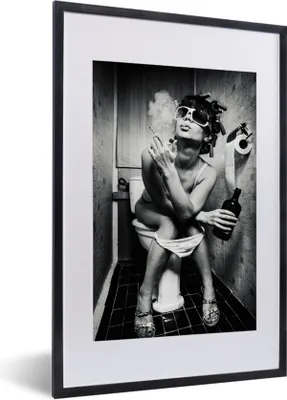 Produktbild von MuchoWow® MuchoWow® Gerahmtes Poster Frau - Vintage - Lockenwickler - Toilette - Zigarette 40x60 cm - Poster mit zchwarzem Bilderrahmen - Poster in Rahmen