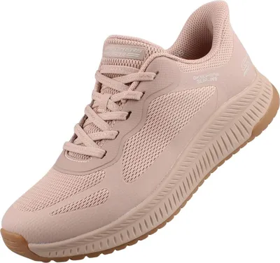 Auf dem Bild ist ein beiger Freizeitschuh zu sehen der von der Seite betrachtet wird. Der Schuh hat eine klare Form und eine strukturierte Oberfläche die ihm ein modernes Aussehen verleiht.