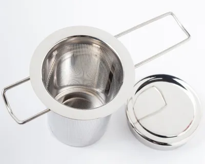 Produktbild von Das Teesieb aus Edelstahl, ein faltbares Teesieb mit Doppelgriff und Deckel, kann an Teekannen und Tassen gehängt werden