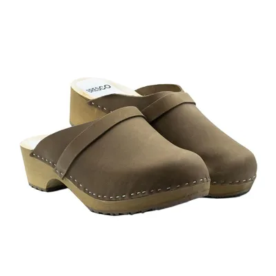 Produktbild von Damen-Holzclogs aus braunem Nubukleder mit Riemen – Bequeme Holzpantoletten mit niedrigem Absatz 40