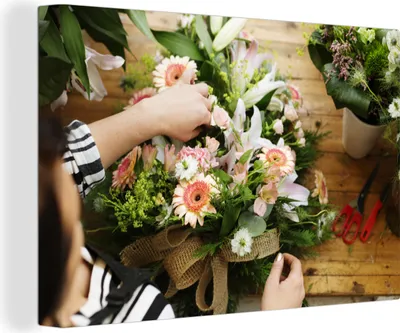 Produktbild von OneMillionCanvasses® - Leinwandbilder - 140x90 cm, Florist macht einen Blumenstrauß aus Blumen, Wandbilder Kunstdruck Wanddekoration - Foto auf Leinwand - Gemälde auf Holzrahmen