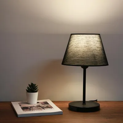 Produktbild von Opviq, Hochwertige Tischlampe, 100% Metall, Schwarz, Höhe: 36 cm, Kabel: 150 cm, Fassung: 1 x E27 max. 40 W, elegantes Design für moderne Wohnräume und Büros.