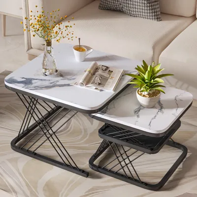 Produktbild von Quadratische, ineinander schiebbare Couchtische – weiße Tischplatte in Marmoroptik mit schwarzem Metallgestell – perfekt für ein modernes und anspruchsvolles Wohnzimmerdesign