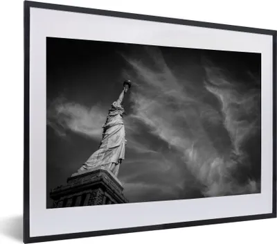 Produktbild von MuchoWow® MuchoWow® Gerahmtes Poster Freiheitsstatue in New York in schwarz-weiß 40x30 cm - Poster mit zchwarzem Bilderrahmen - Bilderrahmen - Poster im Rahmen
