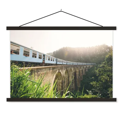 Produktbild von MuchoWow® Textilposter Ein Zug über eine Brücke 60x40 cm mit schwarzem Rahmen - Hölzernes