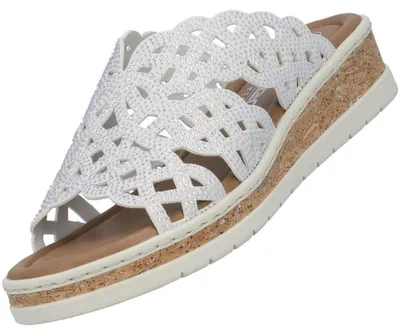 Das Bild zeigt einen weißen flachen Schuh der von der Seite betrachtet wird. Die Oberfläche des Schuhs ist schlicht mit einer glatten Textur und minimalen Details.