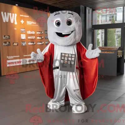 Obrázok produktu pre Maskot spoločnosti REDBROKOLY, Silver Currywurst, je oblečený v tričku s výstrihom do V a má pri sebe peňaženku