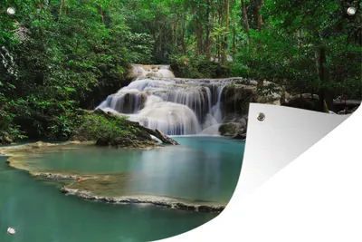 Produktbild von MuchoWow® 60x40 cm Outdoor-Poster Gartendeko Sichtschutz Garten Poster für den Garten  Ein Wasserfall mit Bäumen im Erawan-Nationalpark in Thailand