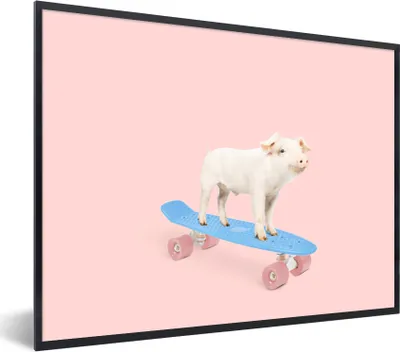 Produktbild von MuchoWow® Gerahmtes Poster Schwein - Rosa - Skateboard - Blau - Tiere 40x30 cm - Poster mit Schwarzem Bilderrahmen Wandposter Rahmen Foto Bilder - Kunstposter - Wanddekorationen