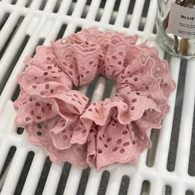Image de Chouchou vintage en tissu brodé rose pâle