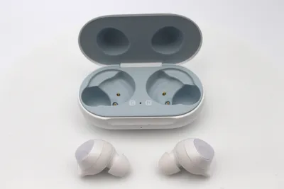 Immagine prodotto di Samsung Galaxy Buds, auricolari Bluetooth bianchi con custodia di ricarica wireless compatta e ricaricabile