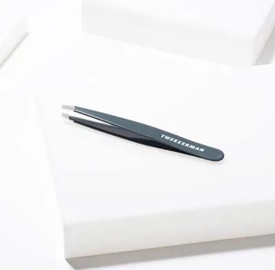 Productafbeelding van Precisie pincet van roestvrij staal voor professionele wenkbrauwverzorging, blauw