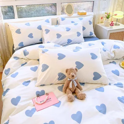Zdjęcie produktu dla Komplet pościeli 135x200 cm, kolor biały, z niebieskimi sercami, wykonany z mikrofibry. Zawiera: 1 poszewkę na kołdrę i 1 poszewkę na poduszkę 80x80 cm