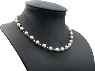 Kette-aus-Muschelkernperlen-creme-weiß