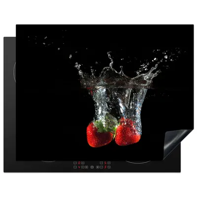 Produktbild von KitchenYeah© Herdabdeckplatte Erdbeeren - Obst - Wasser - Schwarz - Rot , 77x59cm, Küche Deko, Glaskeramikkochfeld Herdabdeckung, Abdeckplatte fùr Kochfeld