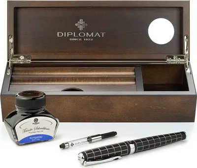 Produktbild von Füllhalter-Set Diplomat Excellence Aplus Raute guillochiert lapis schwarz mit Schreibtinte und Stiftetui aus Wenge-Holz