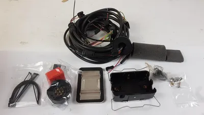 Zdjęcie produktu dla Oryginalny zestaw elektryczny do haka holowniczego marki FORD. Numer części: 1221079