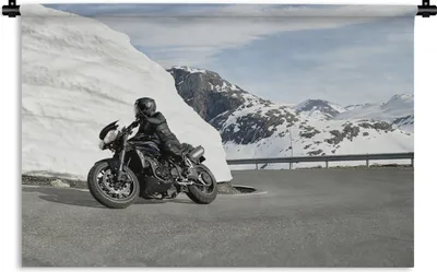 Produktbild von MuchoWow® Wandteppich Wandbehang Ein Motorrad in den verschneiten Bergen 120x80 cm Tapisserie Dekoration Wandtuch - Wanddekorationen - Wandtücher