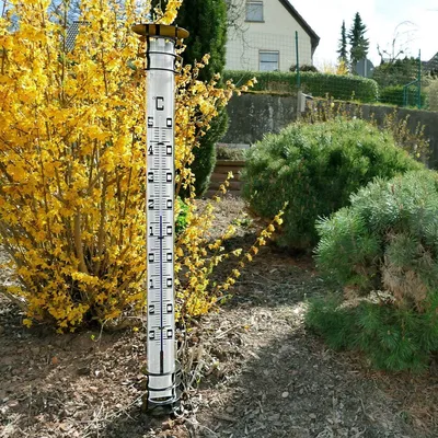 Produktbild von Analoges Garten-Thermometer mit Erdspieß Wetterfestes Außenthermometer Hergestellt in Deutschland Schwarz Weiß (L) 136 x (B) 136 x (H) 1150 mm von Jumbo 12.2002