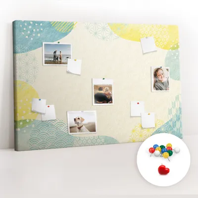 Imagen del producto de Tablero de corcho con chinchetas – Tablero con chinchetas para fotografías y notas – 120x80 cm – 100 chinchetas de colores – Marco con diseño