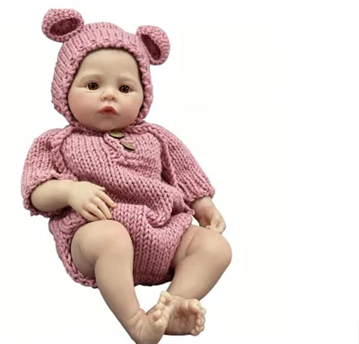 Productafbeelding van 45 cm groot, roze gebreid body met korte mouwen + roze gebreide muts – Realistische poppenfiguur. Lichaam van katoen, bruine ogen