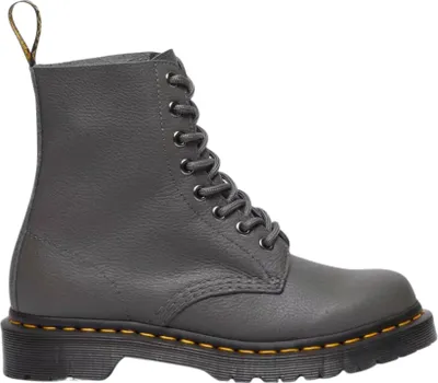Produktbild von Kaufen Sie den Dr. Martens 1460 Pascal Gunmetal bei Kicksshop. Robuster dunkelgrauer Damenstiefel mit ikonischem Design und bequemer AirWair-Sohle.