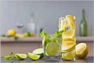 Produktbild von Wallario Wandbild Cocktails mit Limetten und Zitronen, Größe: 61 x 91,5 cm, Poster mit rahmenlosen Bildhalter