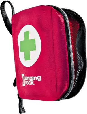 Rote Erste-Hilfe-Tasche von singing rock mit grünem Kreuz auf der Vorderseite; geöffnet.
