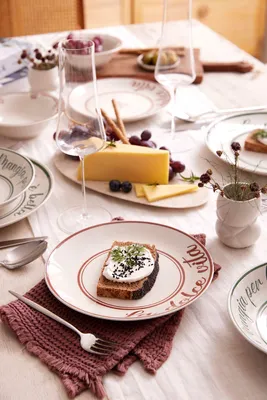 Produktbild von Hermia Concept, Hochwertiges 24-teiliges Dinner-Set aus 100% Porzellan, rot und grün | 6 Servierplatten (26 cm), 6 Teller (22 cm), 6 Schalen (15 cm), 6 Dessertteller (20 cm) | Mikrowellen- und spülmaschinenfest.