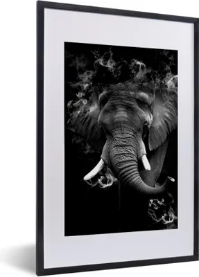 Produktbild von MuchoWow® Gerahmtes Poster Elefant mit Rauch gegen schwarzen Hintergrund - schwarz und weiß 40x60 cm - Poster mit Schwarzem Bilderrahmen Wandposter Rahmen Foto Bilder - Poster in Rahmen