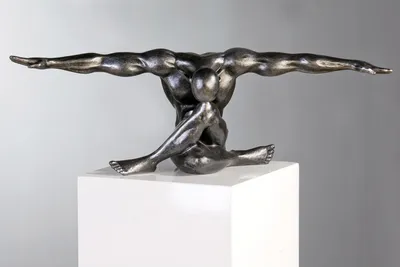 Produktbild von Skulptur Cliffhanger Silberfarben – Ein modernes Kunstwerk für Ihr Zuhause (Höhe: 20 cm)