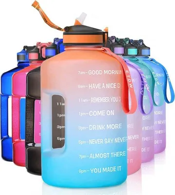 Productafbeelding van Famanu waterfles met tijdmarkering en rietje - Lekvrije drinkfles van 3,78 liter, ideaal voor fitness en outdooractiviteiten