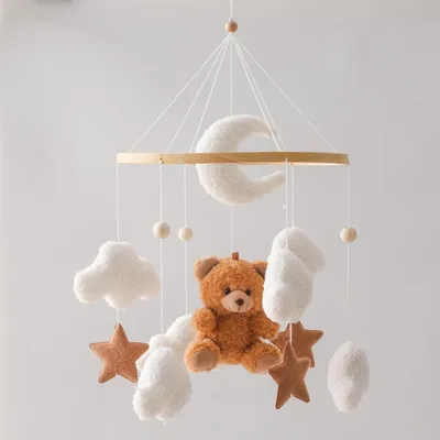 Image de Mobile pour bébé en bois avec lune et ours brun, à accrocher au lit de bébé