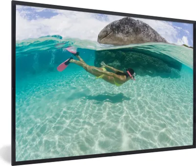 Produktbild von MuchoWow® MuchoWow® Gerahmtes Poster Meer - Tauchen - Türkis 90x60 cm - Poster mit zchwarzem Bilderrahmen - Fotorahmen - Foto-Plakat