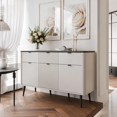 Image de Commode 3 portes NAVANI 130 cm avec 3 tiroirs Rangement cannelé Meuble à tiroirs debout avec poignées noires Espace de rangement Cachemire + Gris pierre