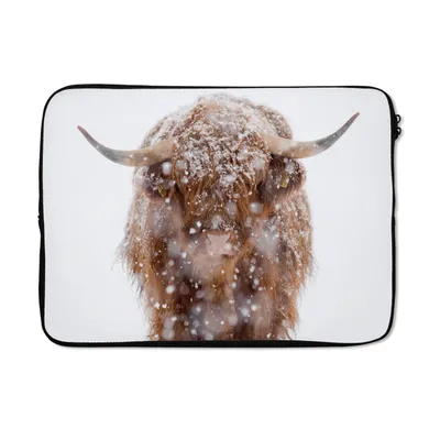 Produktbild von MuchoWow® Laptop Hülle 13 Zoll Schottischer Highlander - Hörner - Schnee Laptoptasche - Laptophülle - Sleeve - Rundumschutz