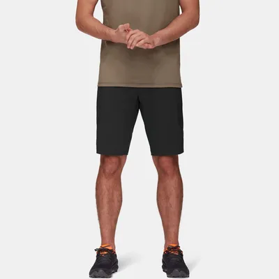 Hiking Shorts von Mammut; schwarze Shorts für Herren; kombiniert mit einem beigen T-Shirt und sportlichen Schuhen.