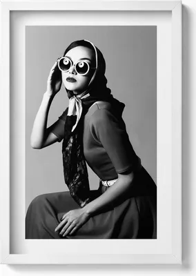 Produktbild von Schwarz-Weiß-Porträt einer glamourösen Frau– Wandbild mit Rahmen – Gerahmtes Bild  – Wanddekoration – 40x60 cm – Weiß