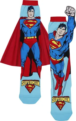 Superman-Socken flach liegend, mit Cape und 3D-Arm zum Hochfliegen.