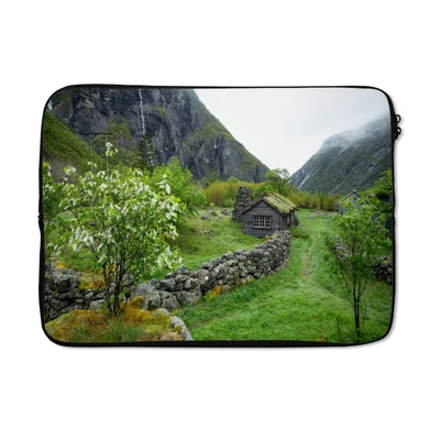 Produktbild von MuchoWow® Laptop Hülle 13 Zoll Haus im Gras zwischen Bergen Laptoptasche - Laptophülle - Sleeve - Rundumschutz