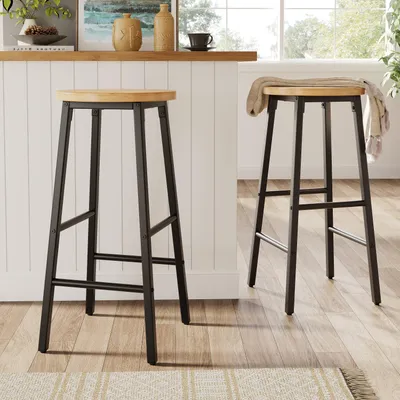 Productafbeelding van Set van 2 barkrukken, met een houten uitstraling, 63 cm hoog, draagvermogen 150 kg, voetsteunen, verstelbare poten, zwart frame.