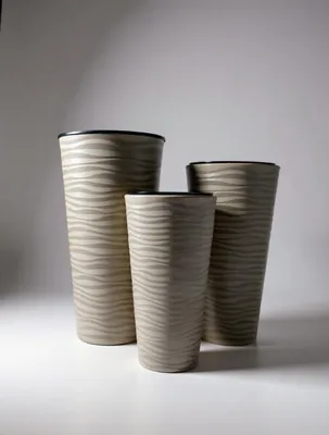 Zdjęcie produktu dla Długie, wysokie, okrągłe donice w kolorze taupe, 80 cm, 70 cm i 57 cm, odporne na promieniowanie UV i mróz, wraz z pojemnikiem wewnętrznym