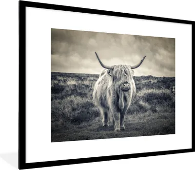 Produktbild von MuchoWow® Gerahmtes Poster Schottischer Hochländer - Tiere - Wolken - Kuh - Natur 80x60 cm - Poster mit Schwarzem Bilderrahmen Wandposter Rahmen Foto Bilder - Schlafzimmer-Dekorationen - Fotoposter
