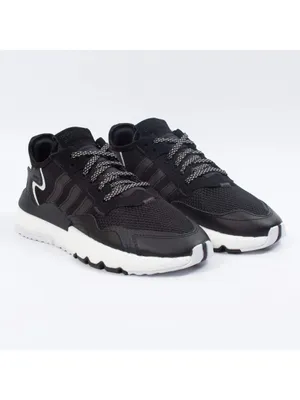 A pair of black Adidas Nite Jogger J Mode-Sneakers with white soles and laces, presented on a white background.