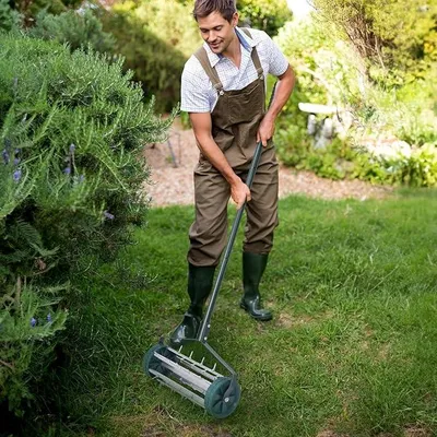Produktbild von Rasenlüfter mit Rollen, Schieberasenlüfter mit rutschfestem Griff und Zinkenstiften, manuelle Rasenbelüftungsmaschine für Rasenpflege und Bodenpflege