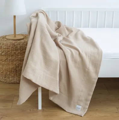 Zweilagige Musselin Beige Decke als leichte Wohndecke am Bett
